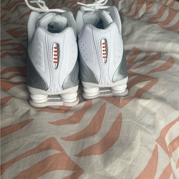 Nike White and Silver Women's Running Sneakers SHOX R4 - Picture 3 of 4